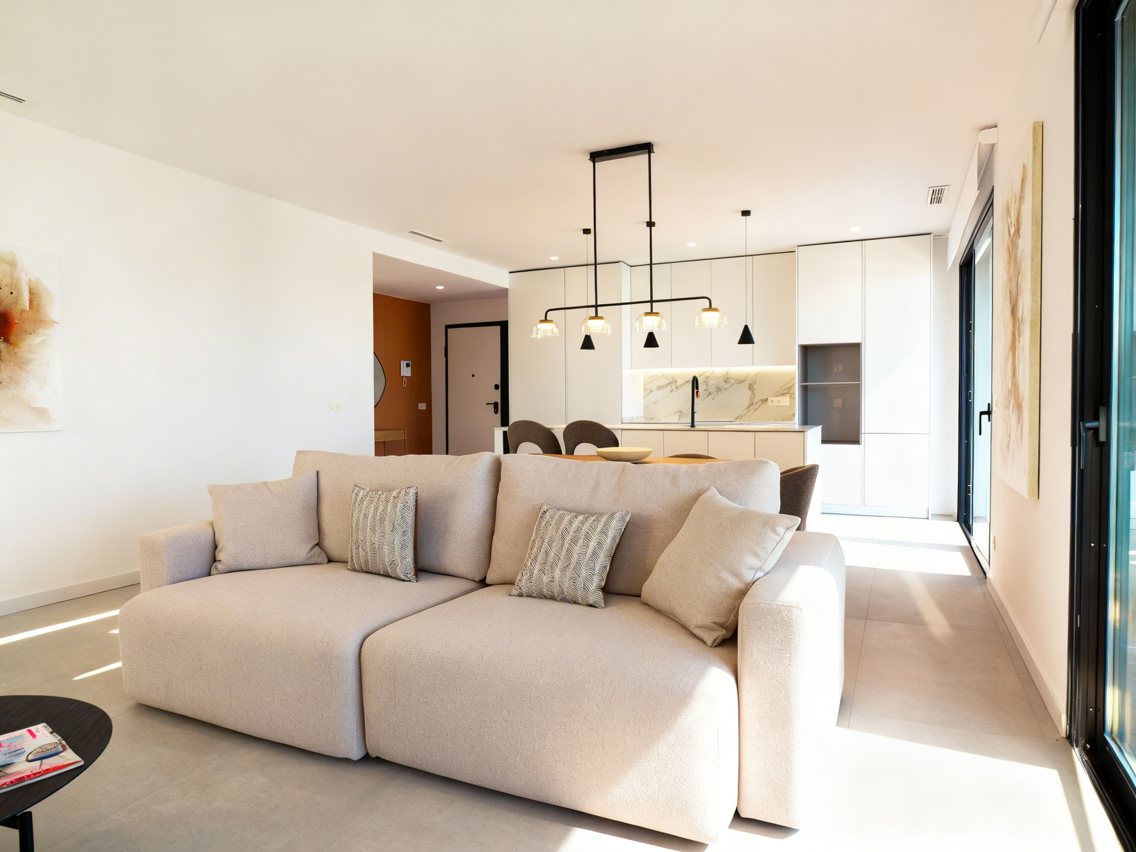 Salón luminoso de vivienda en Torrevieja
